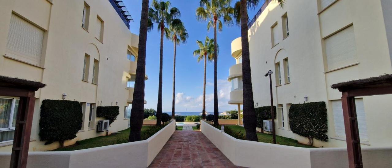 Beachfront Neptuno I, Complex,Views,Pool,Garden, Elviria Marbella Bagian luar foto