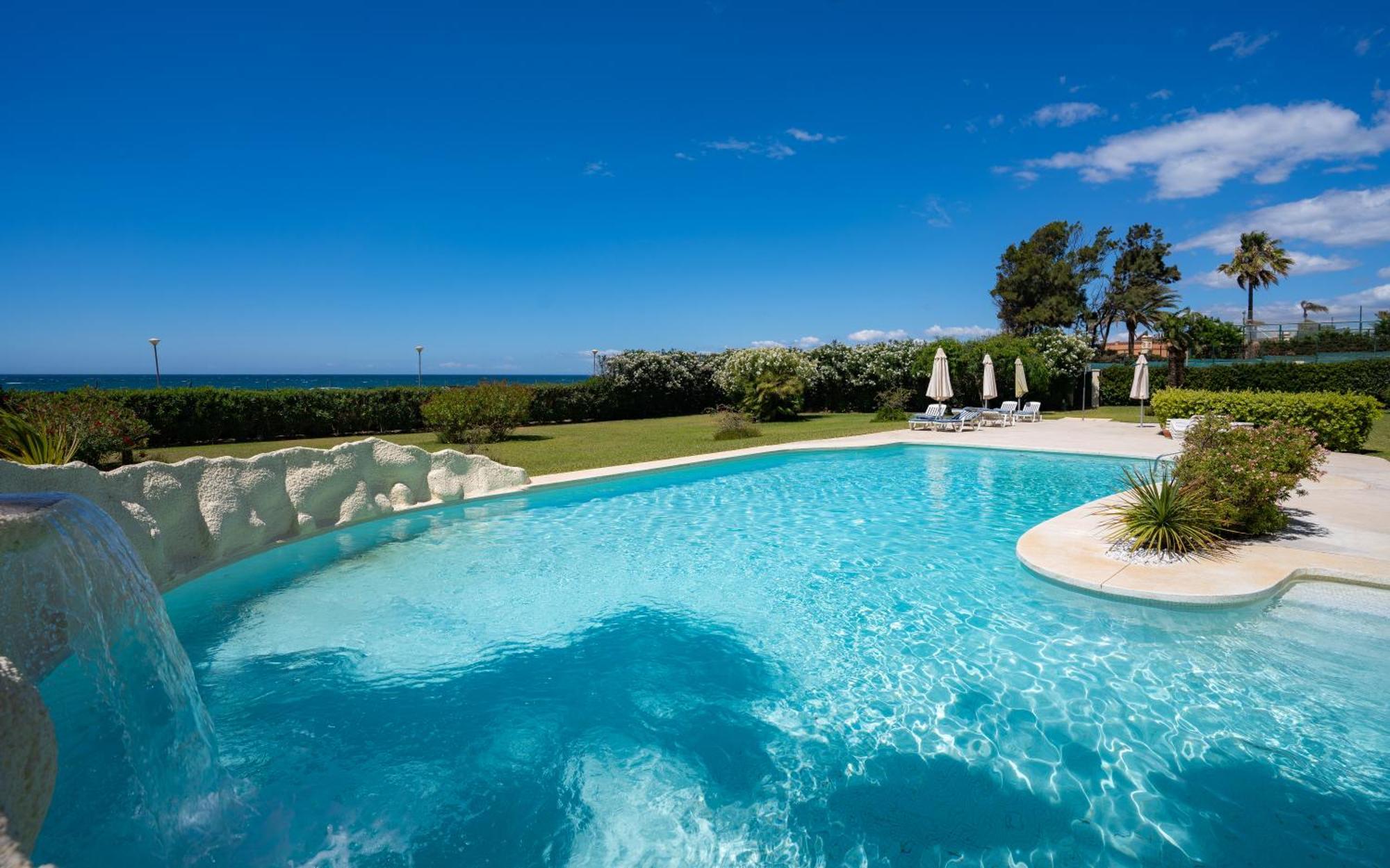 Beachfront Neptuno I, Complex,Views,Pool,Garden, Elviria Marbella Bagian luar foto