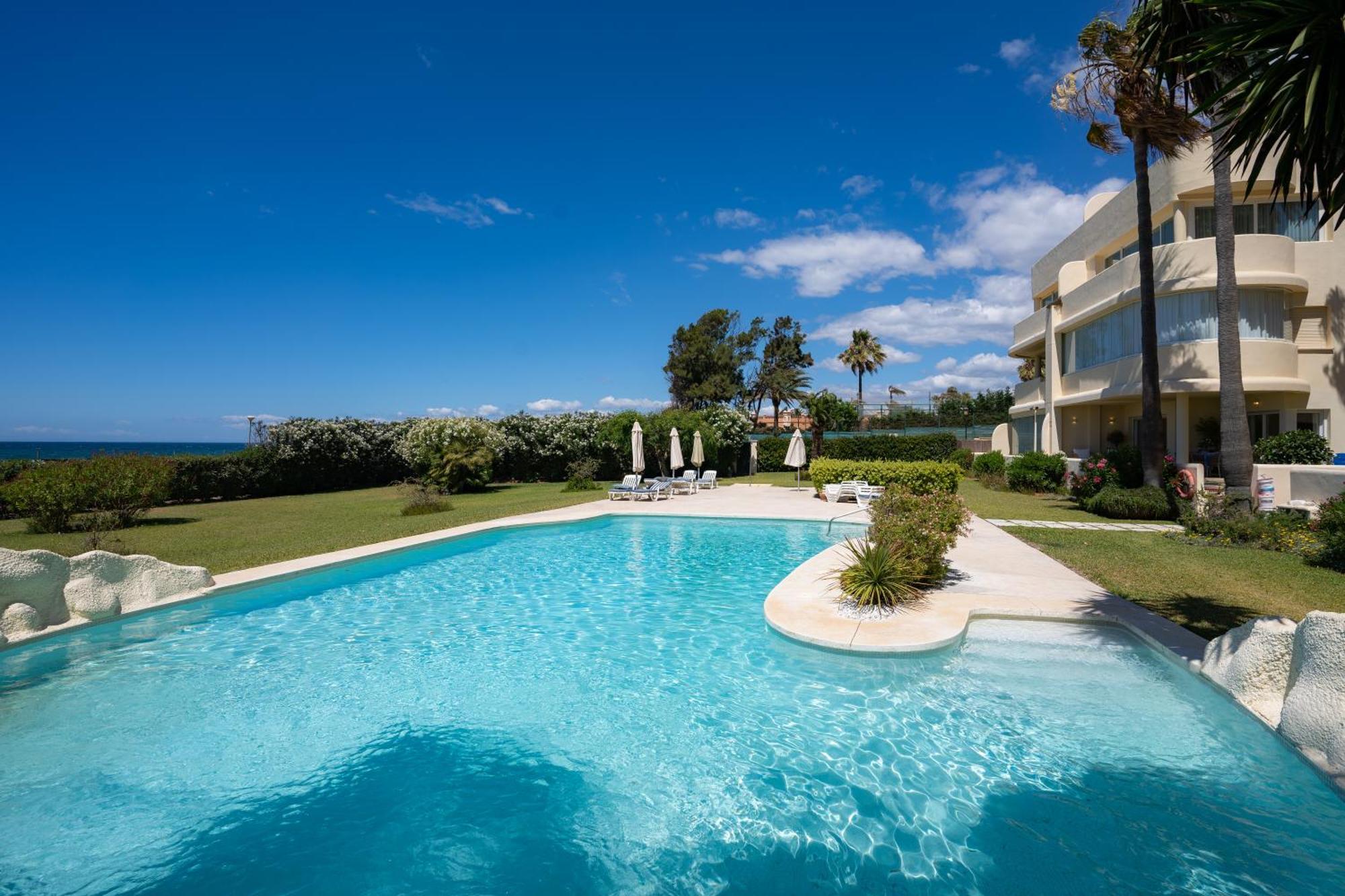 Beachfront Neptuno I, Complex,Views,Pool,Garden, Elviria Marbella Bagian luar foto